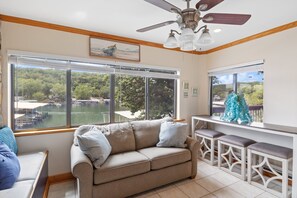 Hus, flere senger, balkong (Lakes Edge) | Oppholdsområde