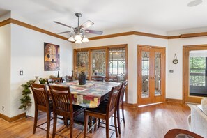 Hus, flere senger, balkong (Lakes Edge) | 2 soverom, individuelt dekorert, individuelt innredet og sengetøy