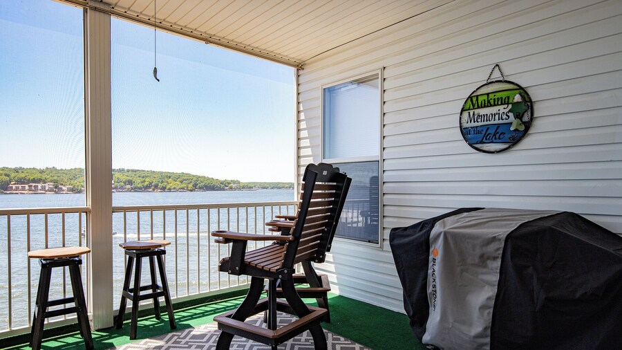 Island Life! Amazing Balcony-views-pool and Patio