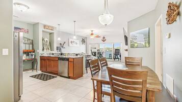 Condo, várias camas, varanda (Anchor Down) | 3 quartos, individualmente decorados, individualmente mobiliados