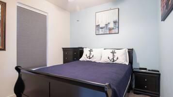 Condo, varias camas, patio (Anchor Down) | 3 habitaciones, decoración personalizada y muebles diferentes