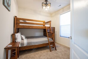 Leilighet, flere senger, terrasse (Anchor Down) | 3 soverom, individuelt dekorert, individuelt innredet og sengetøy