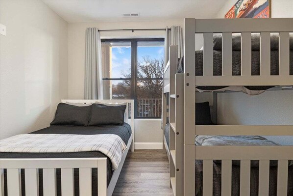 Condo, nhiều giường, sân hiên (Lake Loft) | 3 phòng ngủ, trang trí khác biệt 