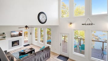 Nhà, nhiều giường, sân hiên (Soaring Eagle) | Khu phòng khách