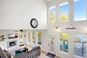 Nhà, nhiều giường, sân hiên (Soaring Eagle) | Khu phòng khách