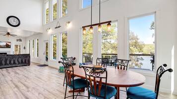 Nhà, nhiều giường, sân hiên (Soaring Eagle) | 3 phòng ngủ, trang trí khác biệt