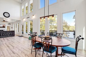 Nhà, nhiều giường, sân hiên (Soaring Eagle) | 3 phòng ngủ, trang trí khác biệt 