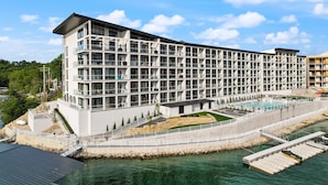 Un hôtel moderne à plusieurs étages, doté d’une piscine et offrant une vue sur le front de mer.