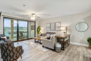 Lägenhet - flera sängar - tillgång till pool (Acres Away) | Vardagsrum