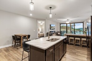 Interior - Topsider Experience in the Heart of Osage Beach (Osage Beach)