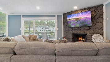 Condo, varias camas, patio (Castaway Cove Unit 7) | Área de sala de estar