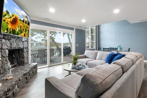 Condo, varias camas, patio (Castaway Cove Unit 3) | Área de sala de estar