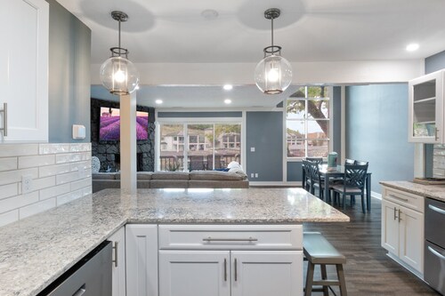 Our Cove Retreat - Perfect for Wave-free Swimming, Tanning & Prime Location Fun!