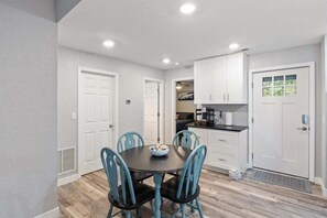 Apartment, Mehrere Betten, Poolzugang (Soul Star Sunset) | 2 Schlafzimmer, individuell dekoriert, individuell eingerichtet