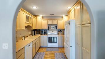 House, Multiple Beds, Hot Tub (Seawall Family Retreat) | Private kitchen