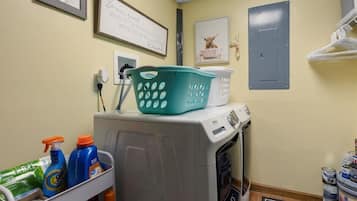 Maison, plusieurs lits, bain à remous (Seawall Family Retreat) | Blanchisserie