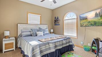 House, Multiple Beds, Hot Tub (Seawall Family Retreat) | 4 bedrooms, individually decorated, individually furnished, bed sheets