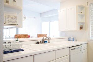 Condo, varias camas, acceso a la alberca (Second Wind) | Cocina privada