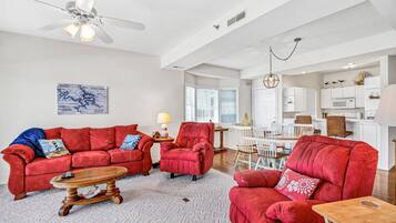 Condo, nhiều giường, có thể sử dụng hồ bơi (Second Wind) | Khu phòng khách