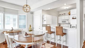 3 bedrooms, individually decorated, individually furnished, bed sheets