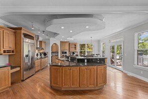 Hus, flere senger, terrasse (Kahokee Trail Lodge) | Eget kjøkken | Spisebord