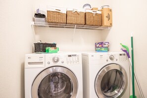 Bloc d'apartaments, diversos llits, pati (Paradise Point) | Bugaderia