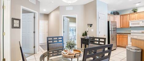 Condo, várias camas, varanda (Paradise Point) | 3 quartos, individualmente decorados, individualmente mobiliados