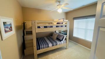 Apartamento, varias camas, patio (Paradise Point) | 3 dormitorios, decoración individual, mobiliario individual