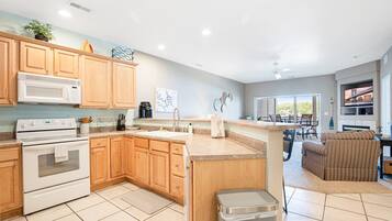 Condo, Berbilang Katil, Patio (Paradise Point) | Dapur peribadi