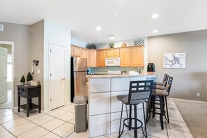 Condo, várias camas, varanda (Paradise Point) | Cozinha privada