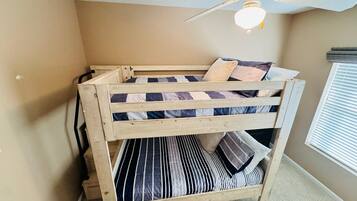 Condo, várias camas, varanda (Paradise Point) | 3 quartos, individualmente decorados, individualmente mobiliados