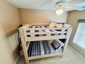 Condo, várias camas, varanda (Paradise Point) | 3 quartos, individualmente decorados, individualmente mobiliados