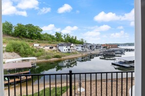 Bloc d'apartaments, diversos llits, pati (Castaway Cove Unit 9) | Vista des de l'habitació