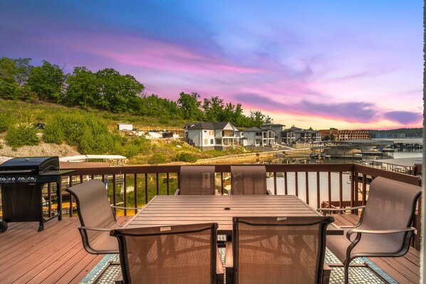 Leilighet, flere senger, terrasse (Castaway Cove Unit 9) | Utendørsservering