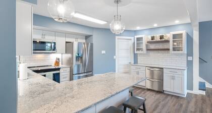 Our Cove Retreat - Perfect for Wave-free Swimming, Tanning & Prime Location Fun!