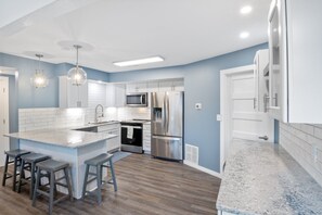 Leilighet, flere senger, terrasse (Castaway Cove Unit 9) | Eget kjøkken