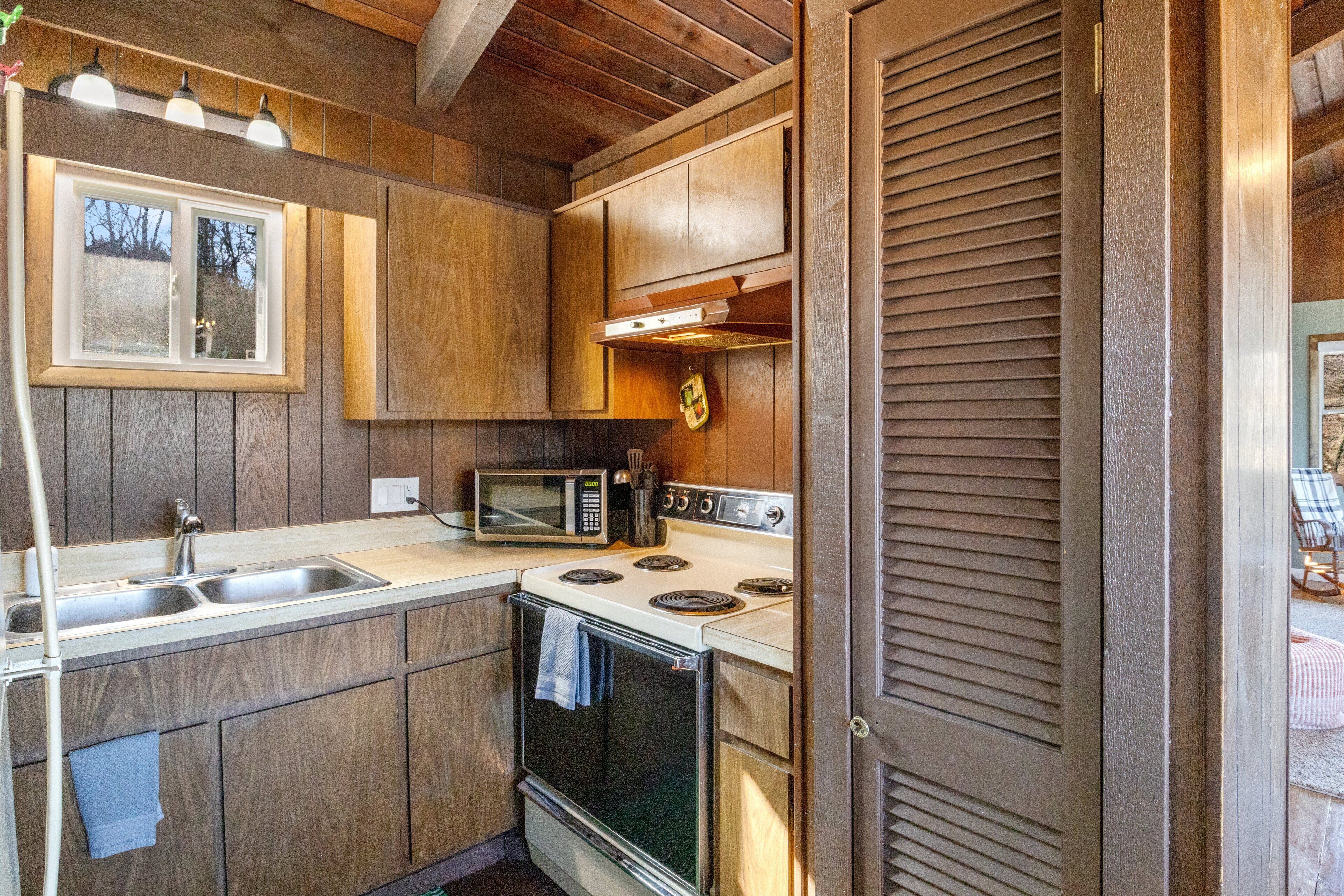 House, Multiple Beds, Patio (Red Trout Cabin) | Private kitchen