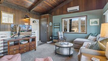 House, Multiple Beds, Patio (Red Trout Cabin) | Living area