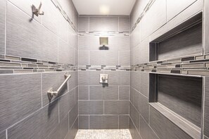 House, Multiple Beds, Patio (Moon Tide) | Bathroom