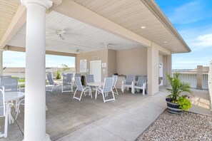 Condo, varias camas, hidromasaje (Queens Pointe) | Restaurante al aire libre