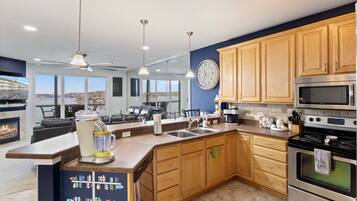Condo, Multiple Beds, Jetted Tub (Queens Pointe) | Private kitchen
