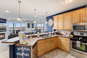 Condo, Multiple Beds, Jetted Tub (Queens Pointe) | Private kitchen