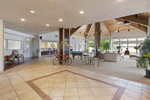 Condo, varias camas, hidromasaje (Queens Pointe) | Interior