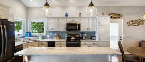 House, Multiple Beds, Patio (Island View) | Private kitchen