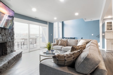 Condo, Multiple Beds, Patio (Castaway Cove Unit 8) | Living area