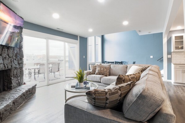 Condo, Multiple Beds, Patio (Castaway Cove Unit 8) | Living area