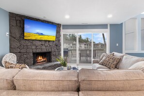 Apartamento, varias camas, patio (Castaway Cove Unit 8) | Zona de estar