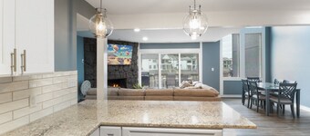 Our Cove Retreat - Perfect for Wave-free Swimming, Tanning & Prime Location Fun!