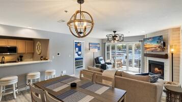 Condo, varias camas, acceso a la alberca (Sunrise and Shine) | Área de sala de estar