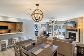 Condo, varias camas, acceso a la alberca (Sunrise and Shine) | Área de sala de estar